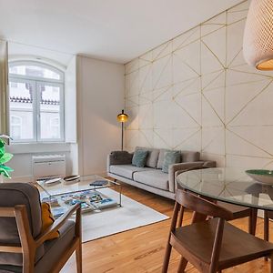 Downtown Sleek Apartment By Lovelystay